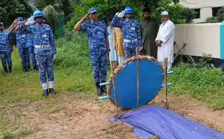 বিমানবাহিনীর পক্ষ থেকে মাইলস্টোন শিক্ষার্থীর মায়ের কবরে শ্রদ্ধা নিবেদন