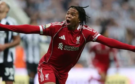 লিভারপুলের হয়ে ইতিহাস গড়া ১৬ বছর বয়সী কিশোর