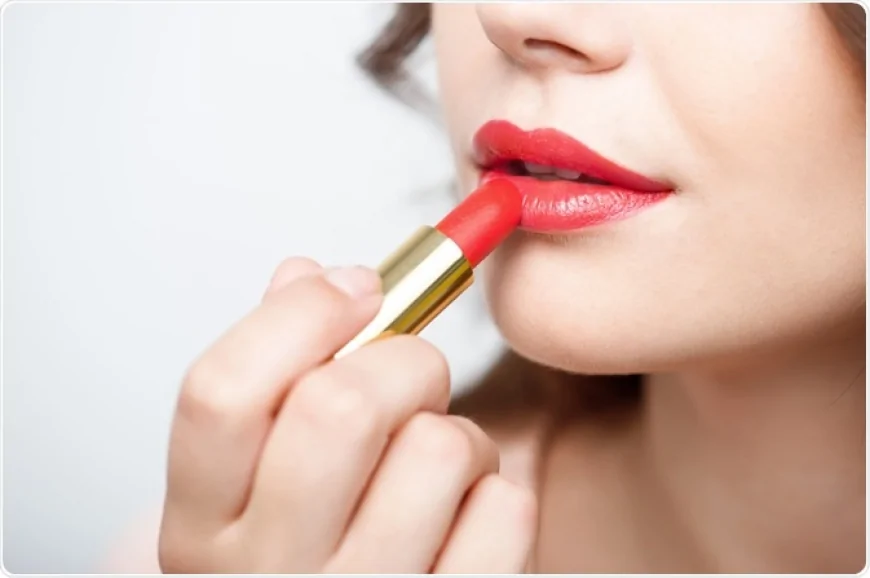 প্রতিদিন লিপস্টিক ব্যবহার, ঠোঁটের কি ক্ষতি হয়?